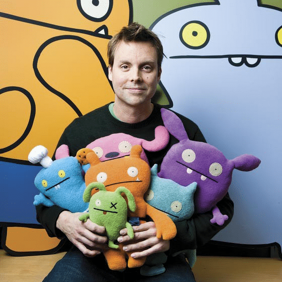David Horvath s některými ze svých plyšových výtvorů Uglydoll.