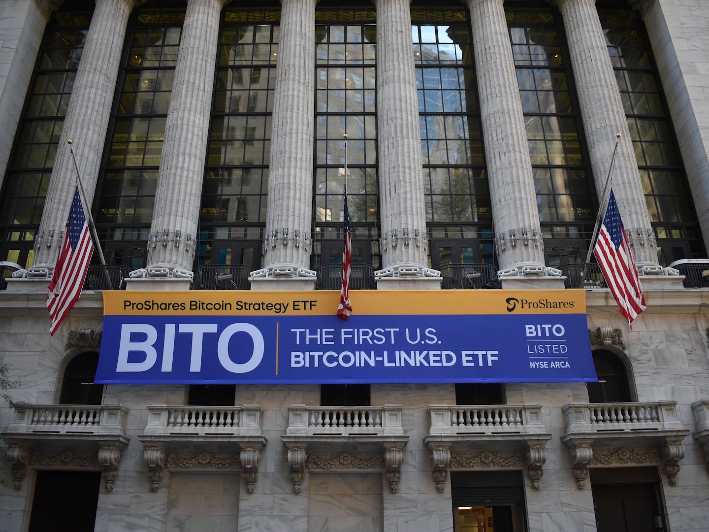 纽约证券交易所周二,ProShares比特币策略ETF(股票代码$BITO)开始交易。(Cheyenne Ligon)