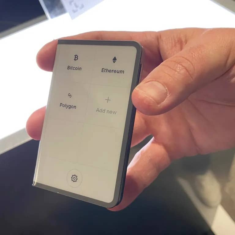 Ledger Stax是一个外表光滑的加密货币硬件钱包。