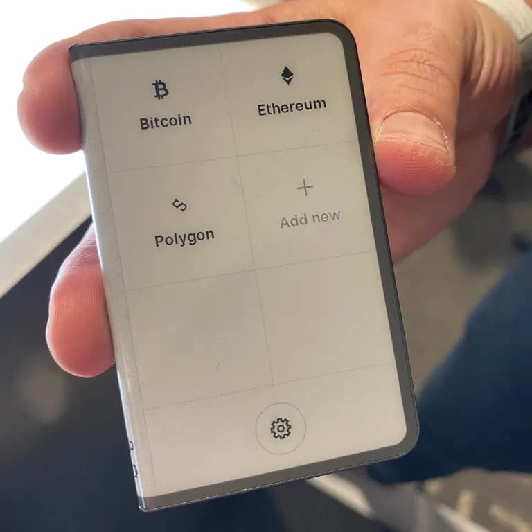 Ledger Stax采用了首创的弧形E Ink屏幕。