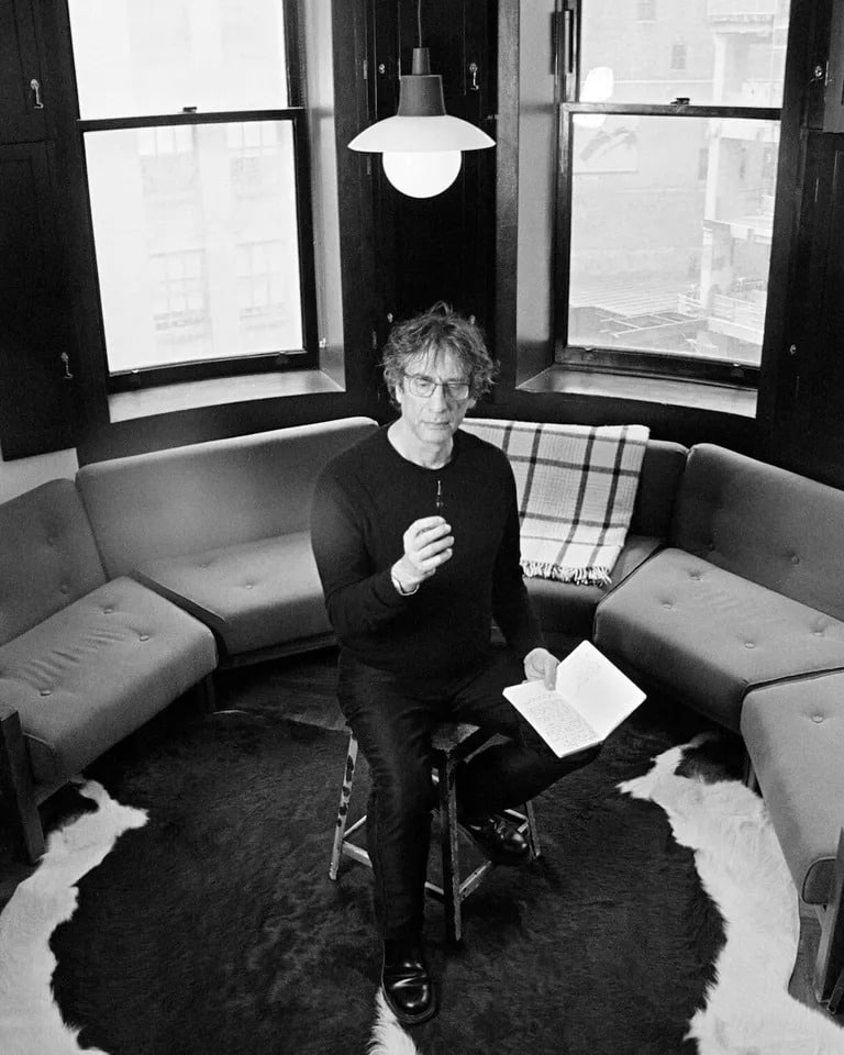Une photo de Neil Gaiman dans
