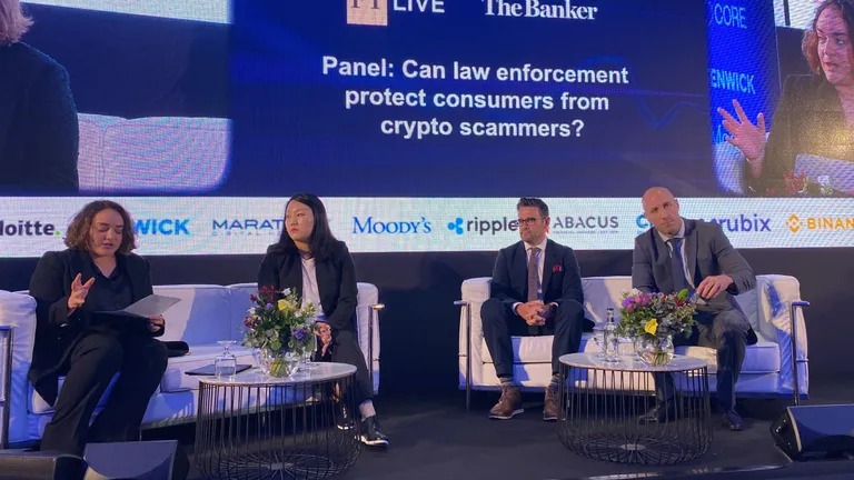 (L-R) Stefania Palma, Eun Young Choi, Aidan Larkin und Phil McInerney sprechen auf dem FT Crypto and Digital Assets Summit.