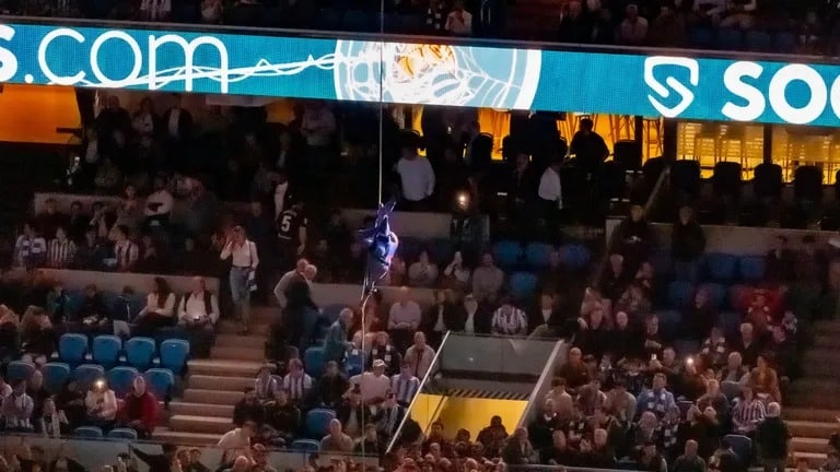 Човекът-паяк се спуска от покрива на Reale Arena в Сан Себастиан, Страната на баските, Испания. Снимка: Socios.com