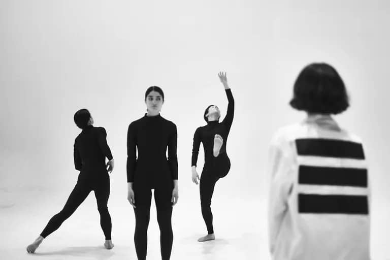 Catherine coordina un ensayo de danzas basadas en