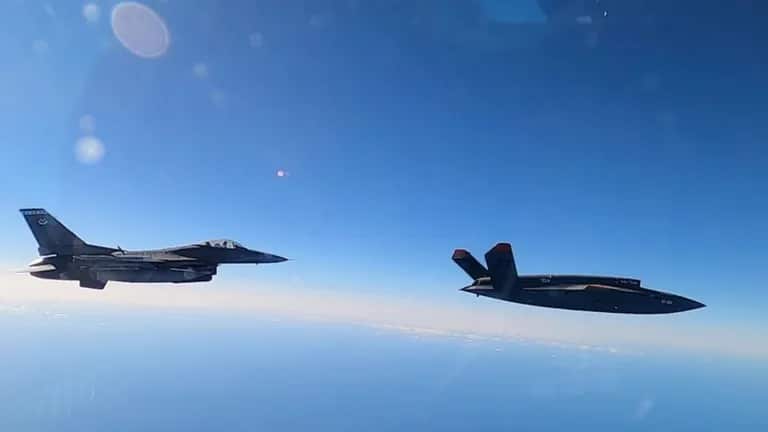 Изображение: XQ-58A и F-16 вместе в полете/Kratos Defense