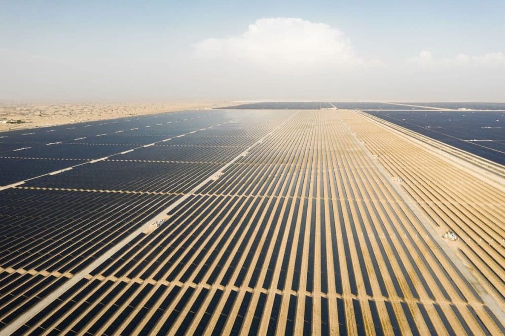 Panoramica dei 4 milioni di pannelli fotovoltaici vicino al complesso Feel Mining