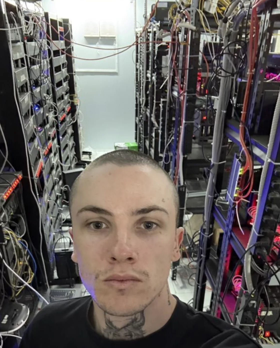 Corey Wilton in una fattoria automatizzata per il farming di airdrop